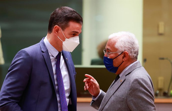 HANDOUT - 24 February 2022, Belgium, Brussels: Spanish Prime Minister Pedro Sanchez (L) talks with Portuguese Prime Minister Antonio Costa during the Special meeting of the European Council on the situation in Ukraine. Photo: Mario Salerno/EU Council/dp