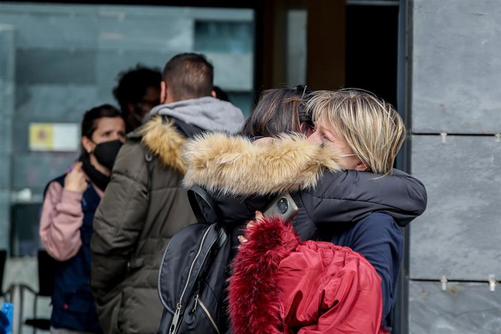 Dos mujeres ucranianas se abrazan a su llegada al Centro de Recepción, Atención y Derivación de acogida de desplazados de Ucrania