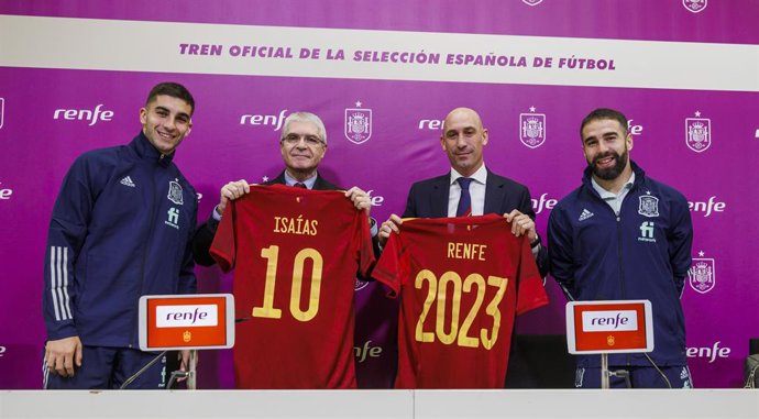 Los presidentes de la RFEF, Luis Rubiales, y de Renfe, Isaías Táboas, y los internacionales Ferrán Torres y Dani Carvajal presentan la renovación del acuerdo con la compañía ferroviaria.
