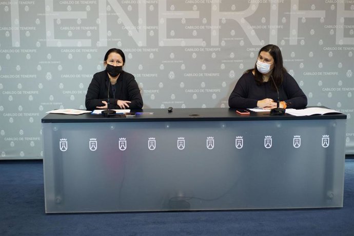 La consejera de Educación y Juventud del Cabildo de Tenerife, Concepción Rivero, y la directora insular, Isabel Bello, en la presentación de los presupuestos del área