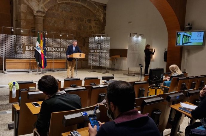 El portavoz de la Junta de Extremadura, Juan Antonio González, en rueda de prensa