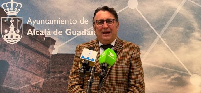 El delegado de Cultura y Fiestas Mayores del Ayuntamiento de Alcalá de Guadaíra, Enrique Pavón, ha presentado los espectáculos entre los que destacan la creatividad local.