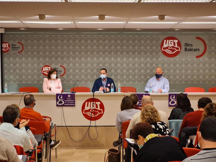 La consellera de Presidencia, Función Pública e Igualdad, Mercedes Garrido, participa en la clausura de la asamblea de delegados y delegadas de UGT sobre el proceso para reducir la temporalidad en los servicios públicos.