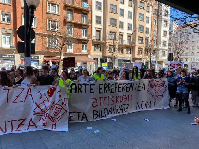 Movilización de alumnos y profesores del IES Ibarrekolanda ante la delegación del Gobierno vasco en Bilbao para protestar contra la decisión de trasladar su oferta de Bachillerato Artístico al Instituto de Txurdinaga.