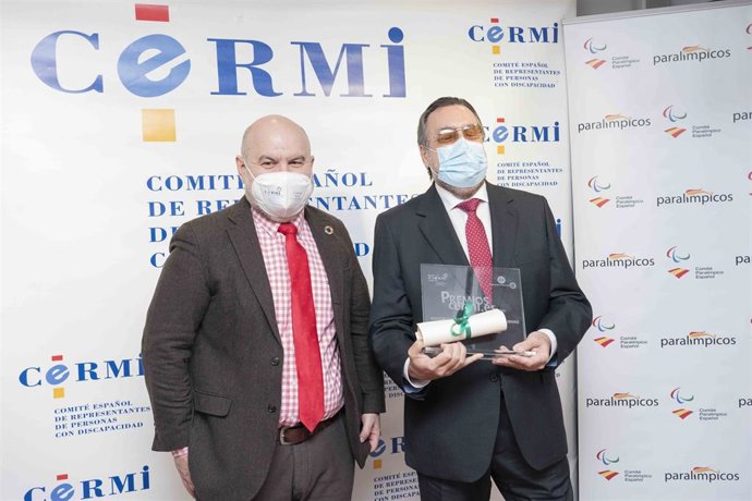 Archivo - El presidente del Comité Paralímpico Español (CPE), Miguel Carballeda, recoge un premio en la gala de CERMI.