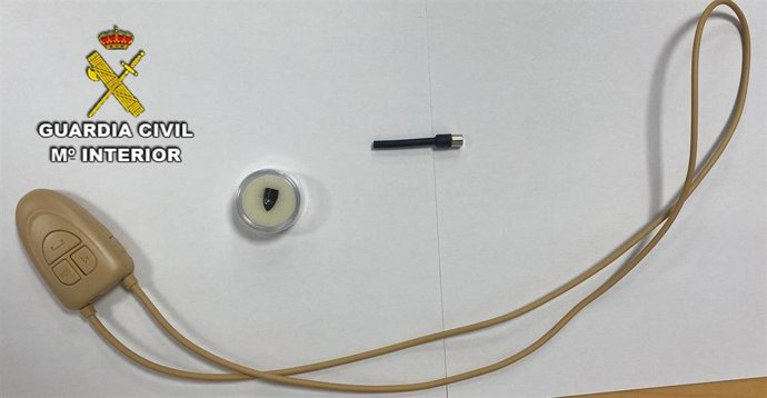 Medios técnicos interceptado a un varón en Pontevedra para superar el examen del permiso de conducir.