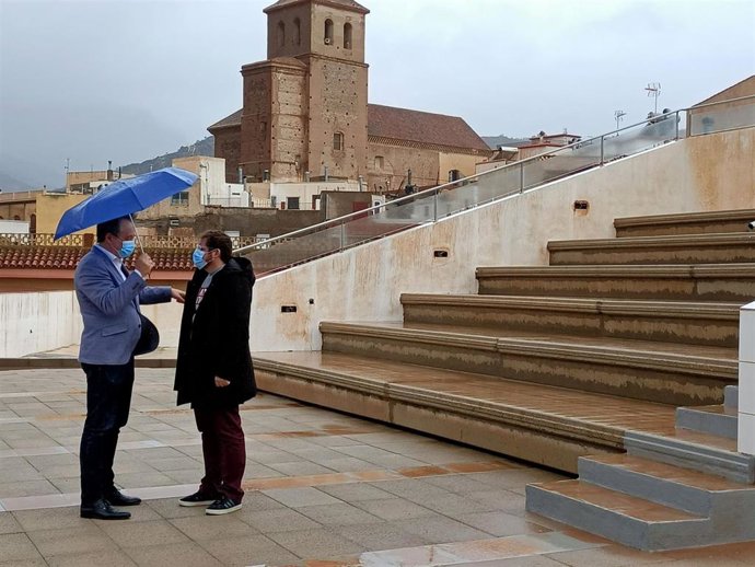 El delegado de Administración Local de Almería visita junto al alcalde de Abrucena el nuevo espacio al aire libre para espectáculos.