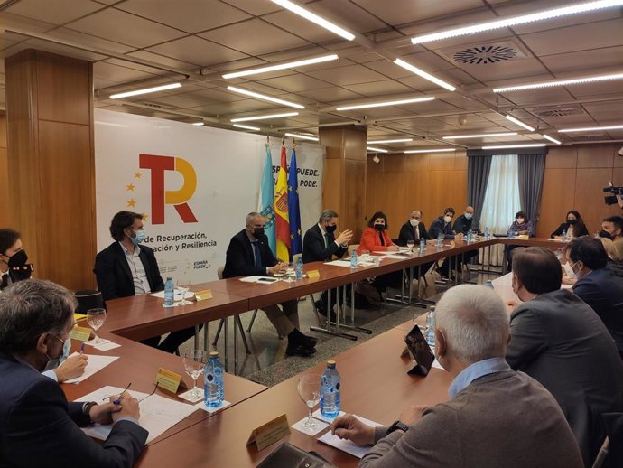 El delegado del Gobierno en Galicia, José Miñones, y la subdelegada de A Coruña, María Rivas, en una reunión celebrada este miécoles en A Coruña con el Comité Técnico de Galicia para la coordinación de la gestión humanitaria a Ucrania