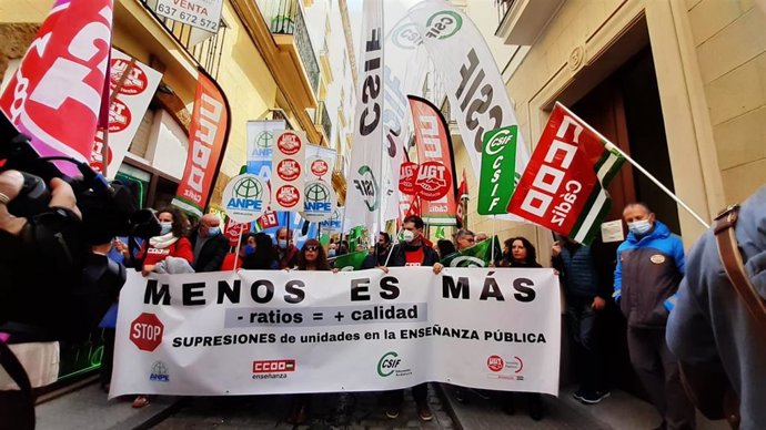 Sindicatos educativos protestan por "la pérdida de más de un millar de unidades" en tres años y por la bajada de ratio
