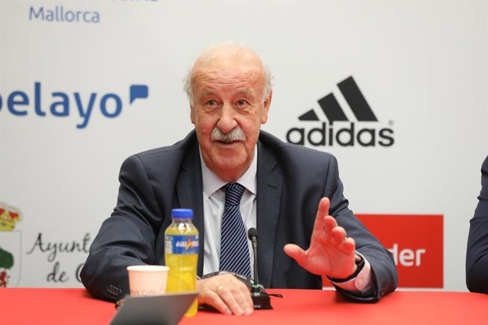 Archivo - El ex seleccionador nacional Vicente del Bosque participa en la presentación del campus de verano de la Academia de Fútbol Vicente del Bosque, a 31 de mayo de 2021, en el Work Café Santander, Madrid, (España). Vicente del Bosque Football Acade