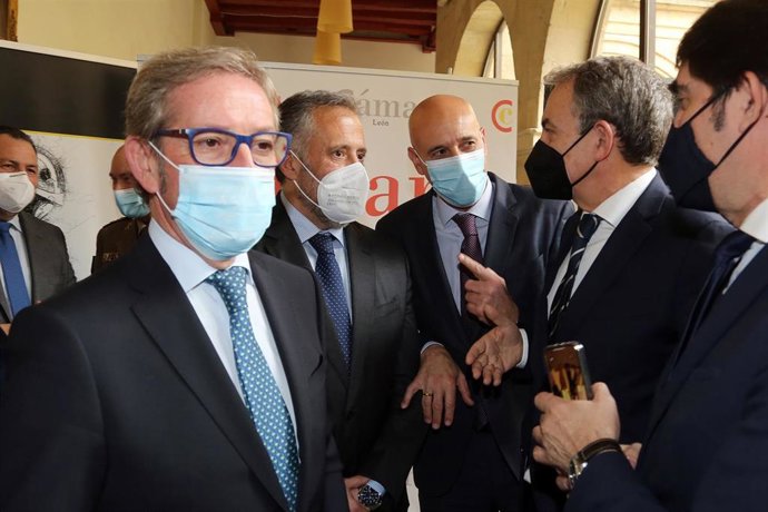 Zatero (2D) junto al alcalde de León y el presidente de la Cámara de Comercio.