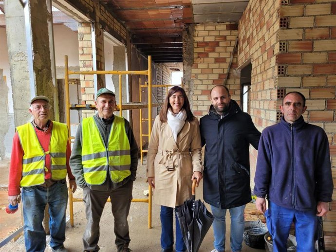 La delegada territorial de Regeneración, Justicia y Administración Local en Málaga, Mónica Alejo, en Teba junto al alcalde, Cristóbal Corral, en la visita a obras del PFEA