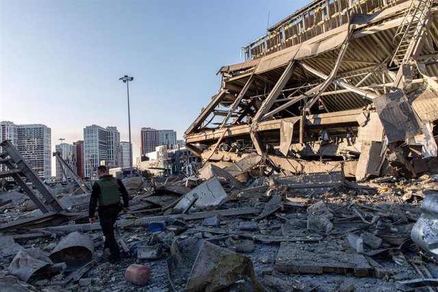 Centro comercial destruido en Kiev tras un ataque ruso