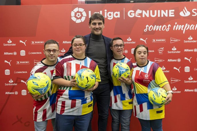 Iker Casillas posa con jugadores y jugadoras de LaLiga Genuine Santander