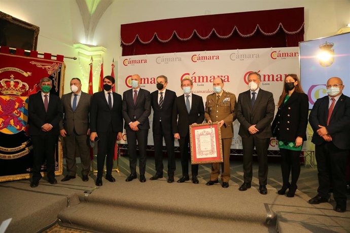 Las autoridades posan con el teniente general de la UME tras recibir la Medalla de Oro de la Cámara de Comercio de León.