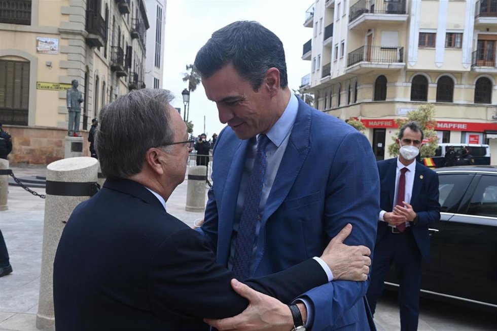 El presidente del Gobierno, Pedro Sánchez, y el jefe del Ejecutivo ceutí, Juan Vivas.