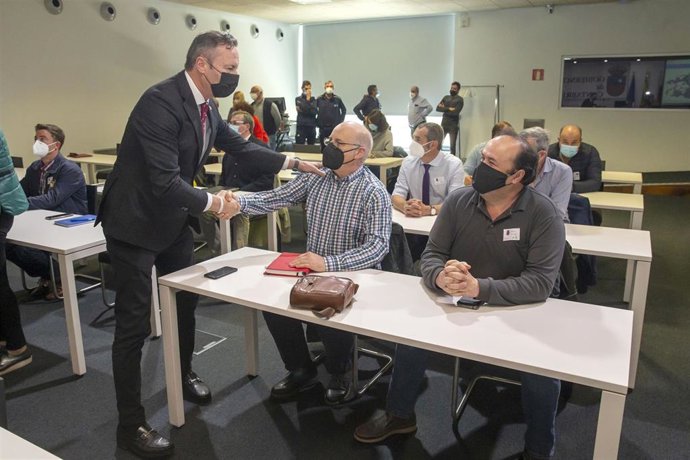 El consejero de Ganadería, Guillermo Blanco, presenta a los integrantes de la mesa láctea la aplicación 'Contaláctea', que permitirá a los ganaderos de vacuno de leche calcular sus costes de producción