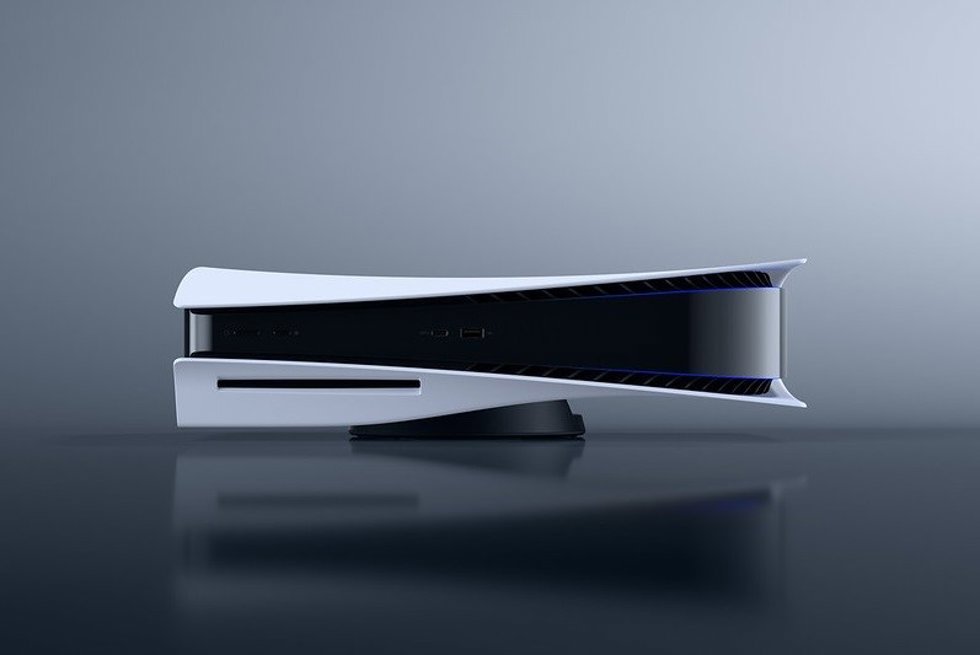 Archivo - PlayStation 5 en posición horizontal