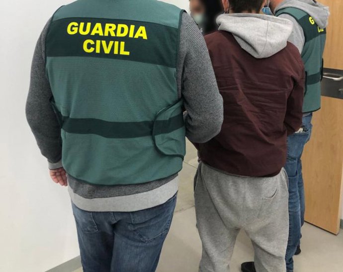 Agente de la Guardia Civil, con un detenido.
