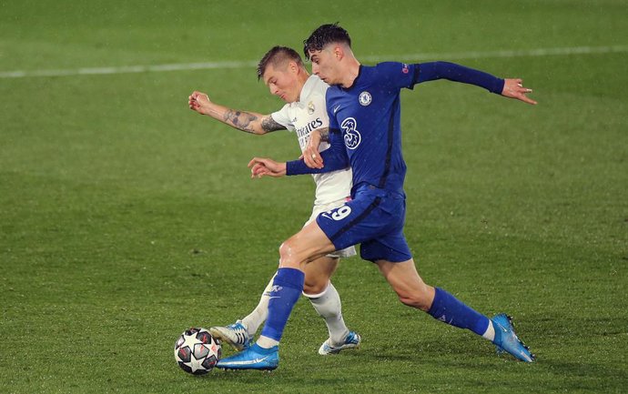 Archivo - 27 April 2021, Spain, Madrid: Real Madrid's Toni Kroos (L) and Chelsea's Kai Havertz battle for the ball during the UEFA Champions League Semi Final first leg soccer match between Real Madrid and Chelsea at the Estadio Alfredo Di Stefano. Phot