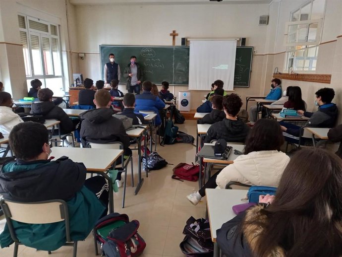Miembros de la Hermandad del Santísimo Cristo de los Estudiantes han visitado el Colegio Diocesano.