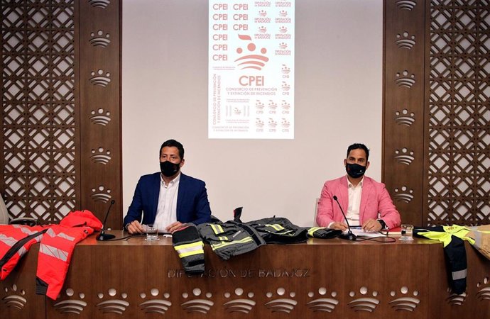 El diputado delegado del Consorcio Provincial de Extinción de Incendios de la Diputación Provincial de Badajoz, Juan Manuel Ortiz, presenta los proyectos PARA 2022.