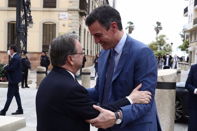 El presidente del Gobierno, Pedro Sánchez, es recibido en Ceuta por el presidente de la Ciudad autónoma, Juan Jesús Vivas. 23 marzo 2022.