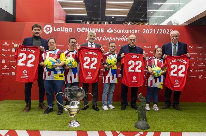 Javier Tebas, presidente de LaLiga; Angel Rivera, director general de Banca Comercial de Santander España; Vicente del Bosque, Embajador de LaLiga Genuine Santander, e Iker Casillaa, anfitriones de la inauguración de la temporada 2021/22 de LaLiga Genui