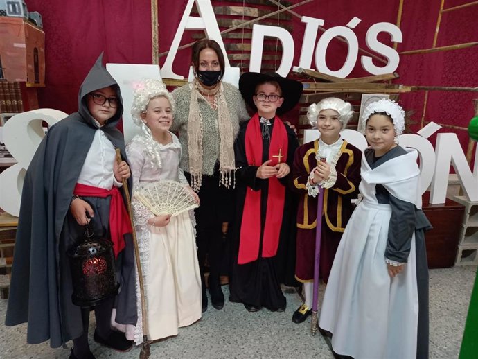 La delegada de Educación y Deporte de la Junta en Huelva, Estela Villalba, ha visitado la I semana  Cultural 'Adiós y Morón' del CEIP Manuel Pérez de Bollullos par de Condado.