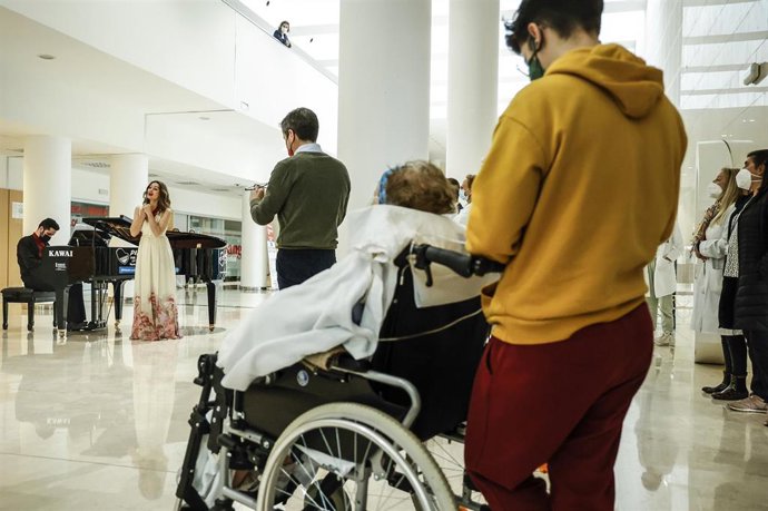 Una paciente asiste a un microconcierto en el Hospital La Fe de Valncia dentro de la iniciativa 'Pianos por la Salud'. 