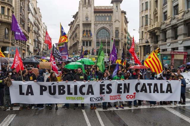Empieza la manifestación por la huelga educativa contra el 25% de castellano con miles de personas.