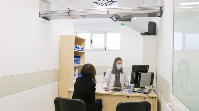 Una facultativa del Virgen del Rocío atiende a una paciente, en foto de archivo.