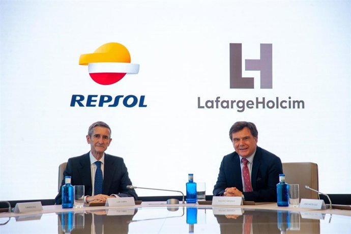 Archivo - Luis Cabra e Isidoro Miranda durante la firma del acuerdo