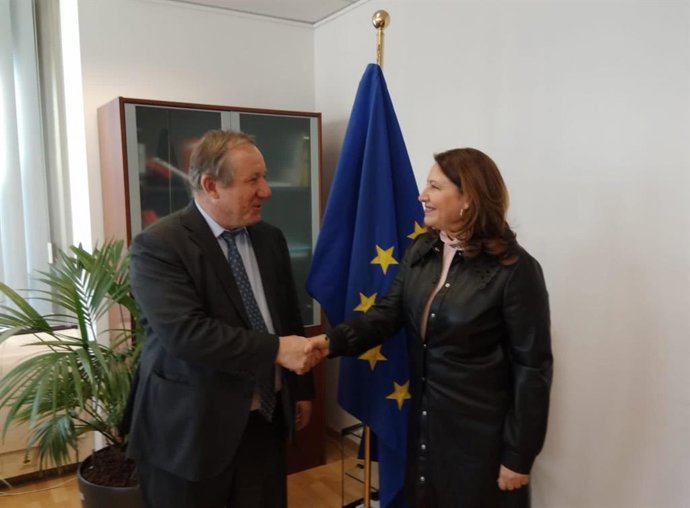 La consejera de Agricultura, Ganadería, Pesca y Desarrollo Sostenible, Carmen Crespo, en Bruselas con el director general de Agricultura de la Comisión Europea, Wolfgang Burtscher.