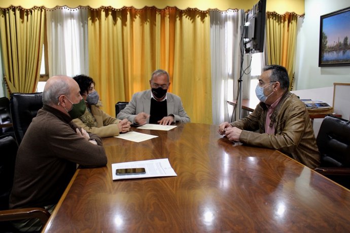 Firma del convenio entre el Ayuntamiento de San Juan de Aznalfarache y la Asociación Amigos de la Cabalgata.