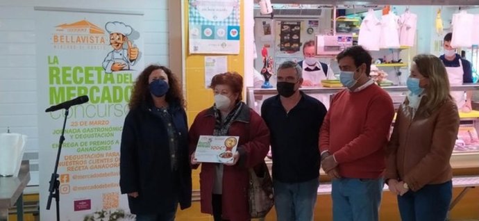 Entrega del premio en el mercado de Bellavista