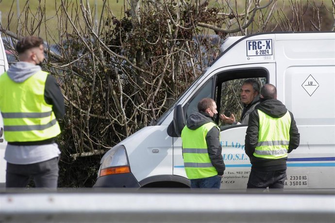 Un transportista charla con un piquete del transporte 