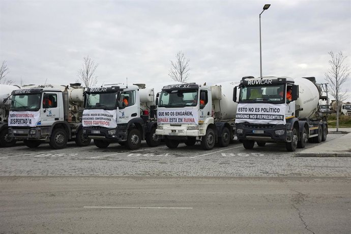 Varios camiones estacionados durante el paro de transportistas.
