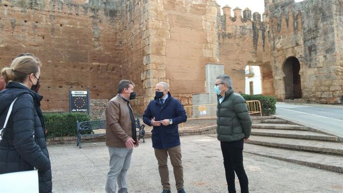 El portavoz de Cs en el Ayuntamiento de Niebla, Ignacio Acebedo, el parlamentario de Cs por Huelva y portavoz del partido liberal en el Parlamento de Andalucía, Julio Díaz,y el concejal de Cs en Niebla, Diego Moreno.