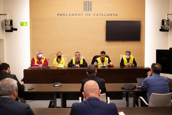 El portaveu d'Élite Taxi, Tito Álvarez (3e), i altres representants en una reunió al Parlament després d'una marxa lenta de taxistes de la T1 de l'Aeroport del Prat de Barcelona al Parlament, a 23 de mar del 2022, Barcelona, Catalunya (Espanya).