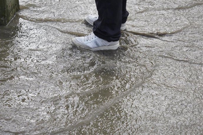 Archivo - Una personas en las inmediaciones de la zona donde el río Arga se ha desbordado, a su paso por Pamplona, a 10 de enero de 2022, en Pamplona, Navarra, (España). El Ayuntamiento de Pamplona ha activado el nivel de emergencia ante el aumento del 