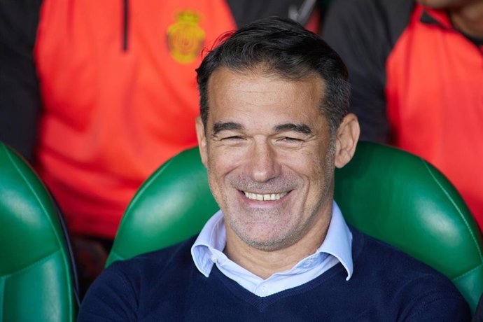 El ya exentrenador del Mallorca Luis García Plaza en el banquillo del Benito Villamarín de Sevilla.