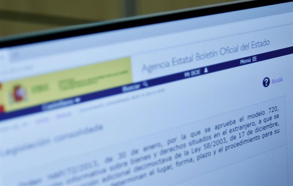 Archivo - Imagen en una pantalla de ordenador de la orden emitida por el BOE, que aprobó en 2013 el Modelo 720, de declaración informativa sobre bienes y derechos situados en el extranjero, en una administración de Hacienda en Guzmán El Bueno, a 27 de e