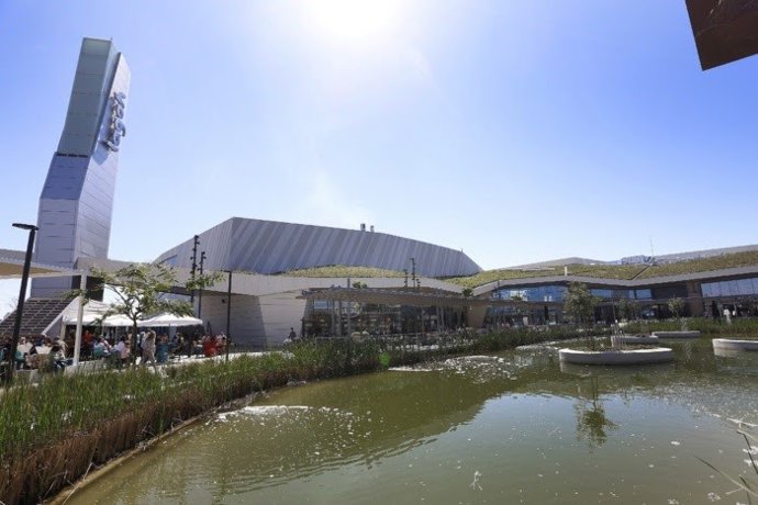 Lago del centro comercial Lagoh.