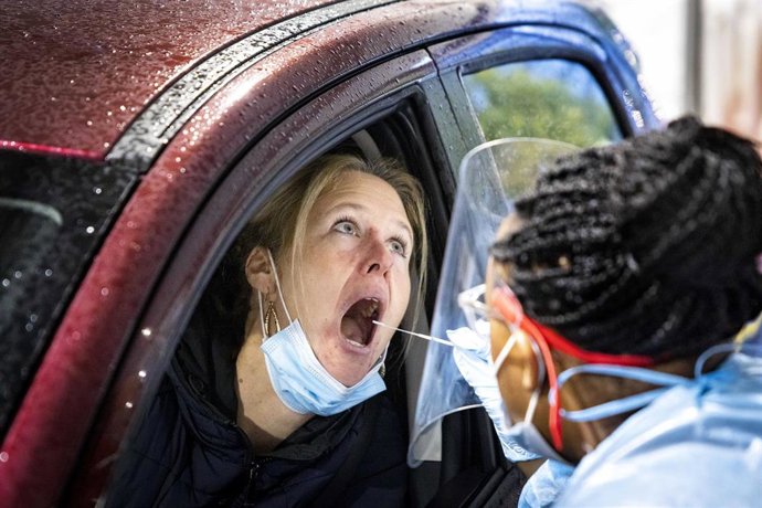 Archivo - Prueba de COVID-19 en La Haya, Países Bajos.