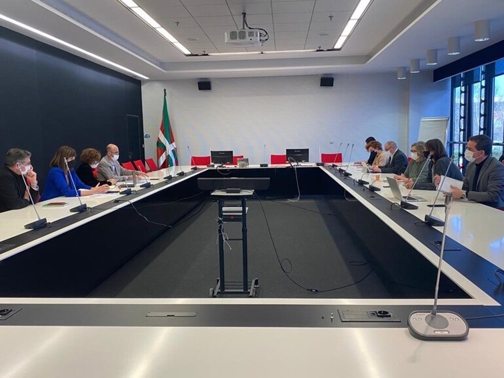 Reunión de la vicelehendakari y consejera de Trabajo y Empleo, Idoia Mendia, con agentes de la economía social