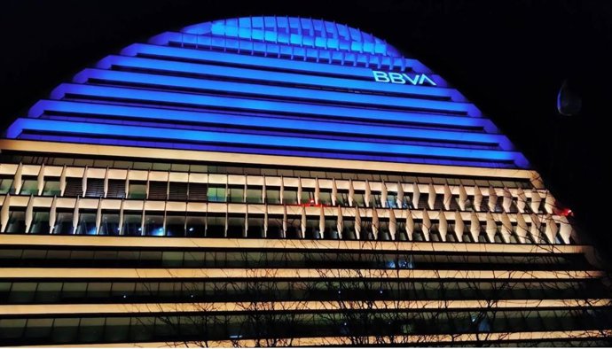 Archivo - La 'Vela' de BBVA iluminada con los colores de la bandera de Ucrania