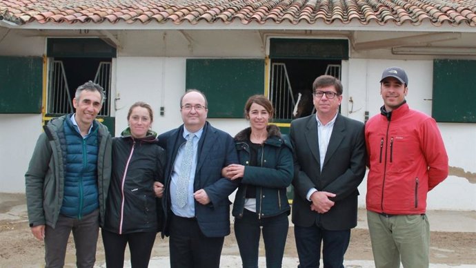 Mique Iceta durante su visita al Hipódromo de La Zarzuela en Madrid