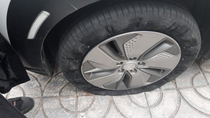 Así luce el neumático vandalizado del coche eléctrico municipal de Espartinas
