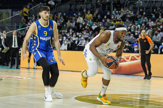 Archivo - Guerschon Yabusele intenta una canasta ante Sorkin en el Real Madrid-Maccabi de la Euroliga 2021-2022